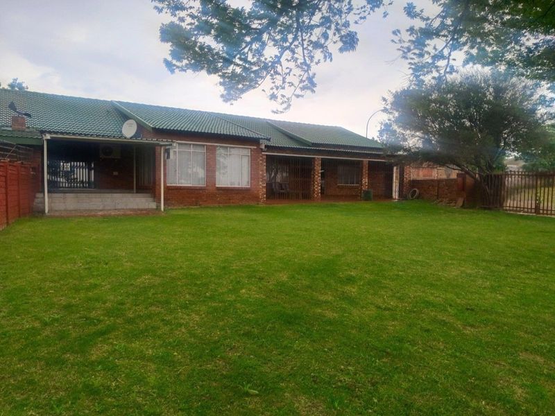 Spacious 4-Bedroom Townhouse with Modern Comforts - Photo 3