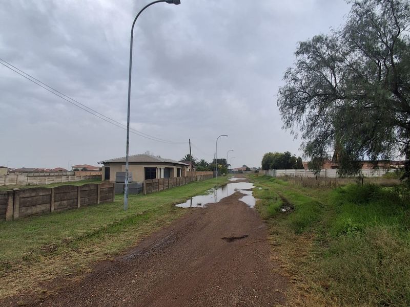 Smack in the middle of the growing Riversdale community in Meyerton. - Photo 3