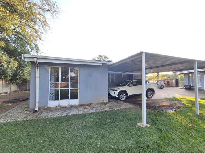 This property combines comfort and functionality with ample space indoors and outdoors. - Photo 7