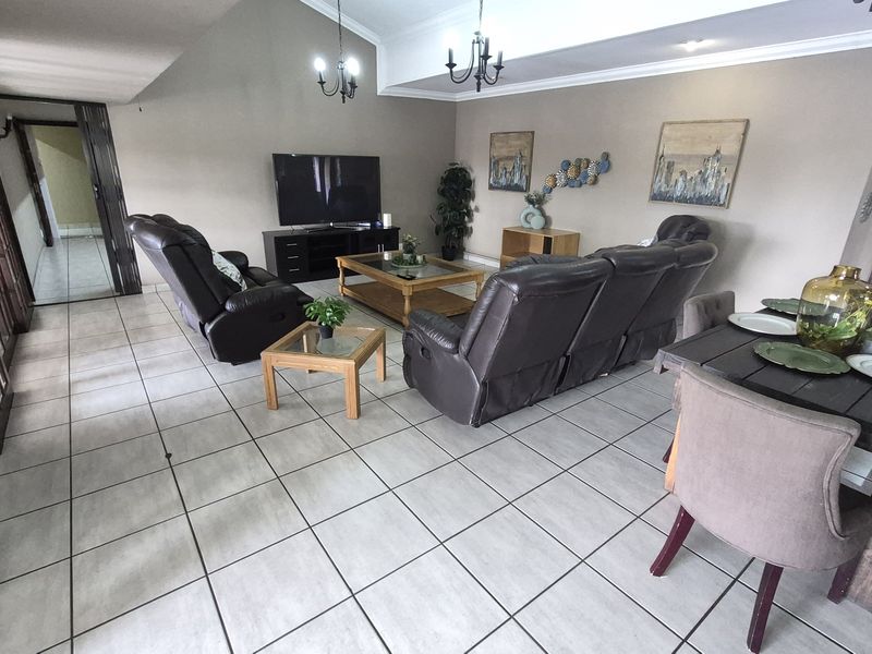 Stunning family home for sale in die Heuwel proper. - Photo 8