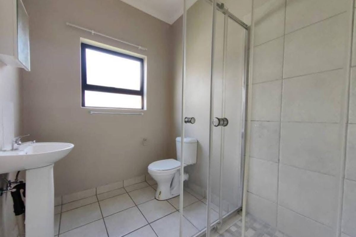 2-Bedroom Apartment in Secure Complex - Photo 5