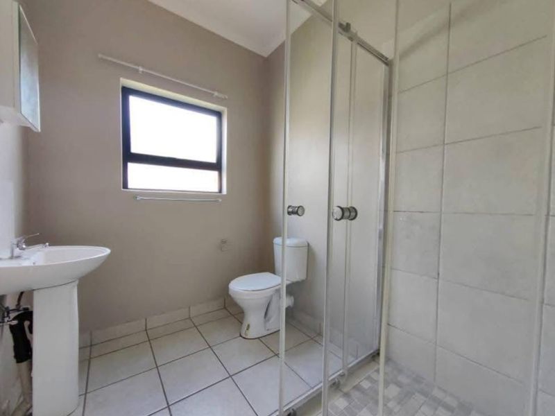 2-Bedroom Apartment in Secure Complex - Photo 5