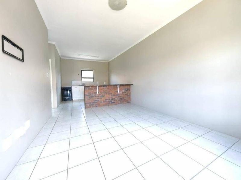 2-Bedroom Apartment in Secure Complex - Photo 2