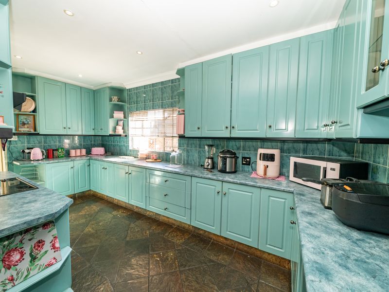 Spacious Family Home with Private Flat & Ultimate Entertainment Features - Photo 5