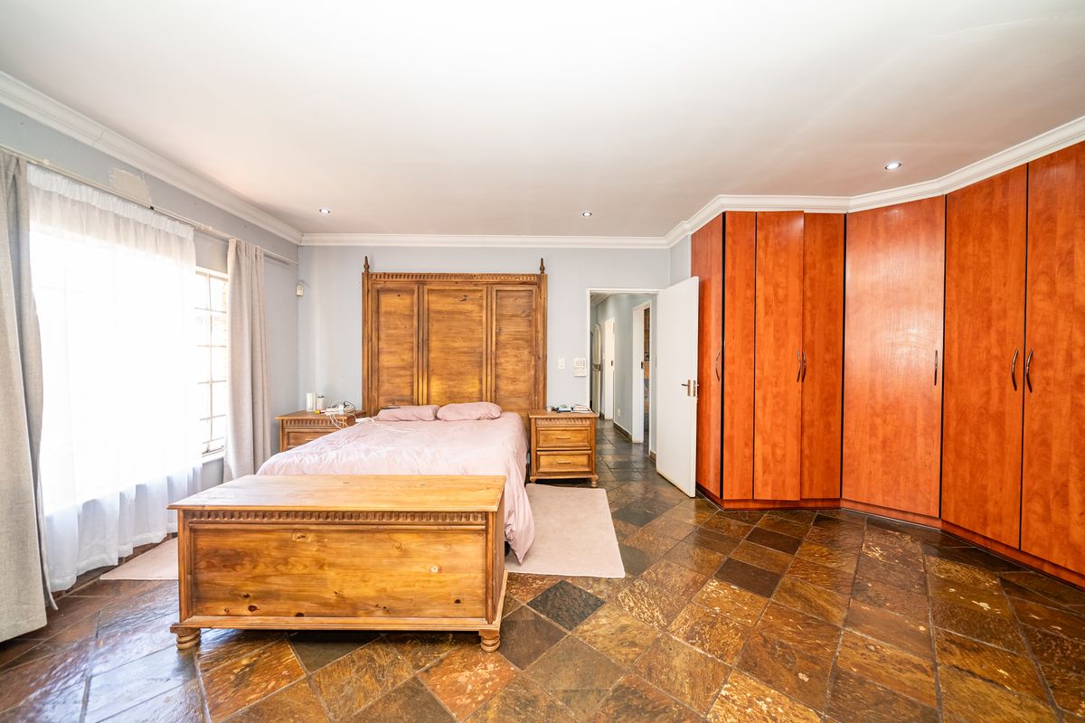 Spacious Family Home with Private Flat & Ultimate Entertainment Features - Photo 3