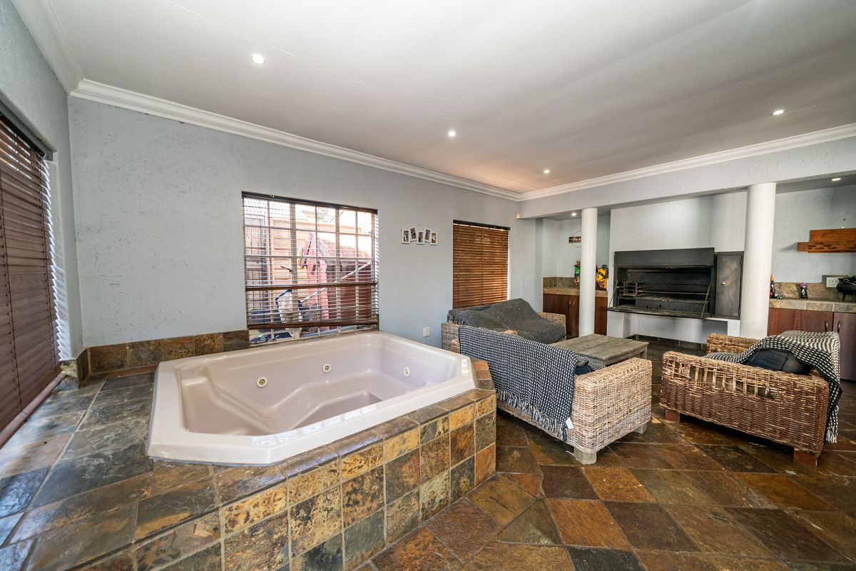 Spacious Family Home with Private Flat & Ultimate Entertainment Features - Photo 4