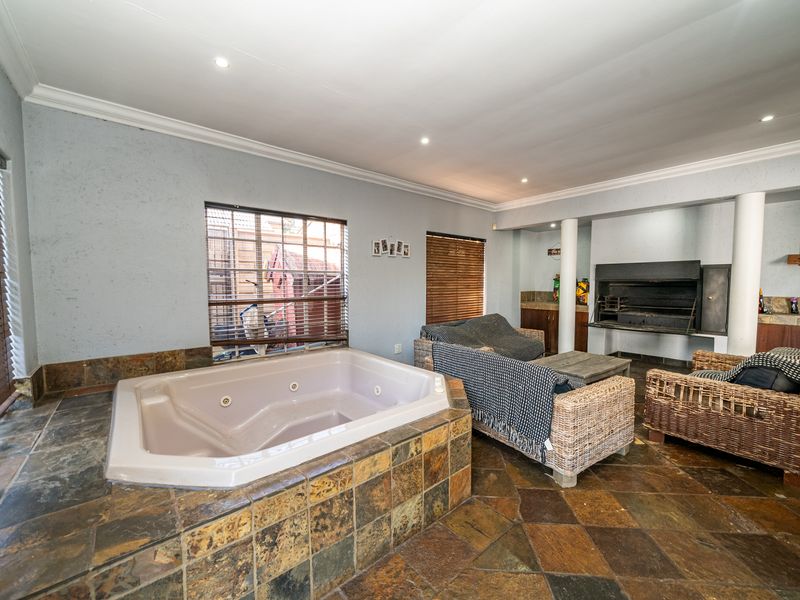 Spacious Family Home with Private Flat & Ultimate Entertainment Features - Photo 3