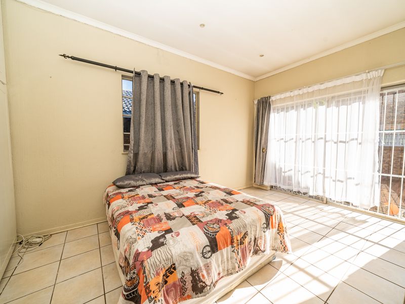 Spacious Family Home with Private Flat & Ultimate Entertainment Features - Photo 10