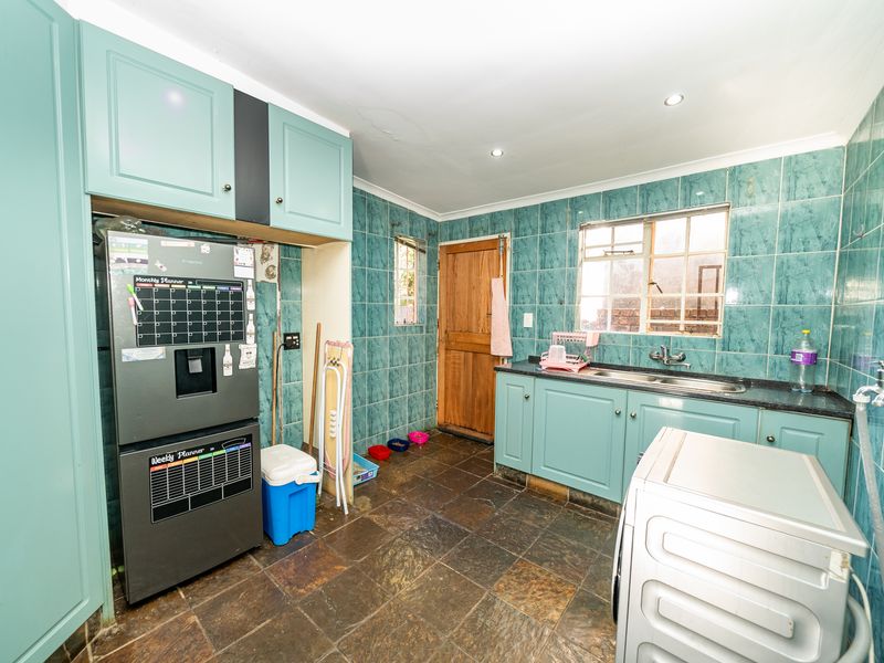 Spacious Family Home with Private Flat & Ultimate Entertainment Features - Photo 8