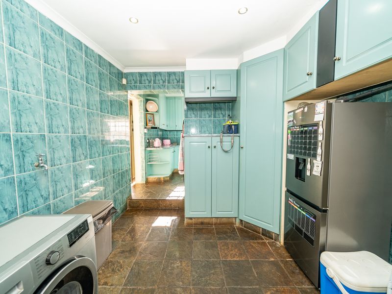 Spacious Family Home with Private Flat & Ultimate Entertainment Features - Photo 9