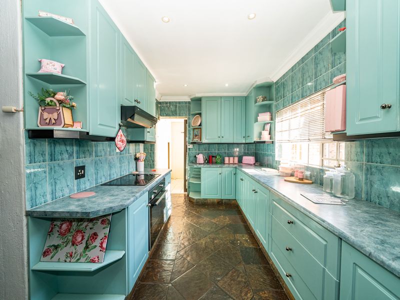 Spacious Family Home with Private Flat & Ultimate Entertainment Features - Photo 6