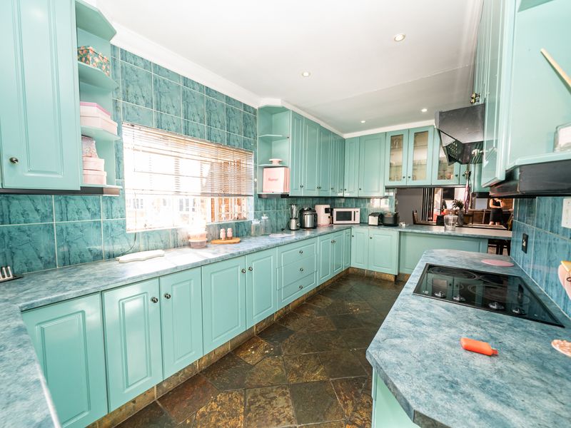 Spacious Family Home with Private Flat & Ultimate Entertainment Features - Photo 7