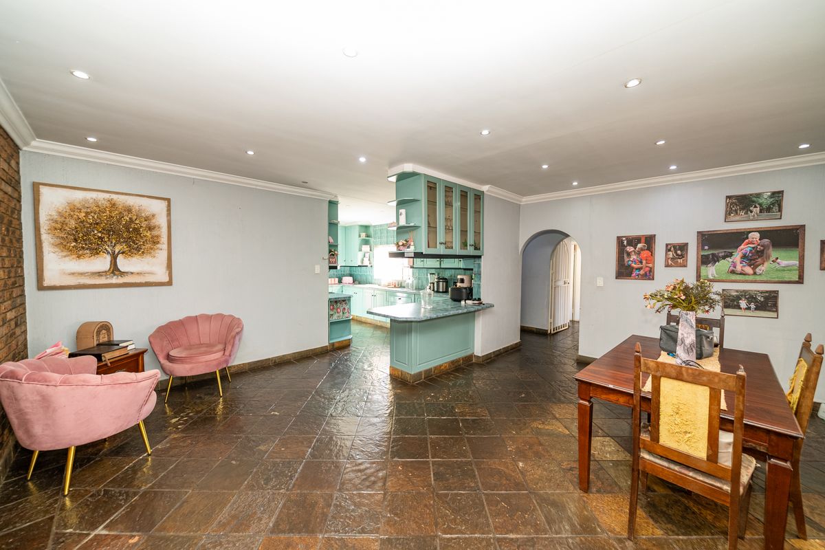 Spacious Family Home with Private Flat & Ultimate Entertainment Features - Photo 5