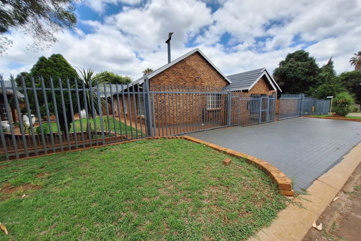 Spacious Family Home with Private Flat & Ultimate Entertainment Features - Photo 4