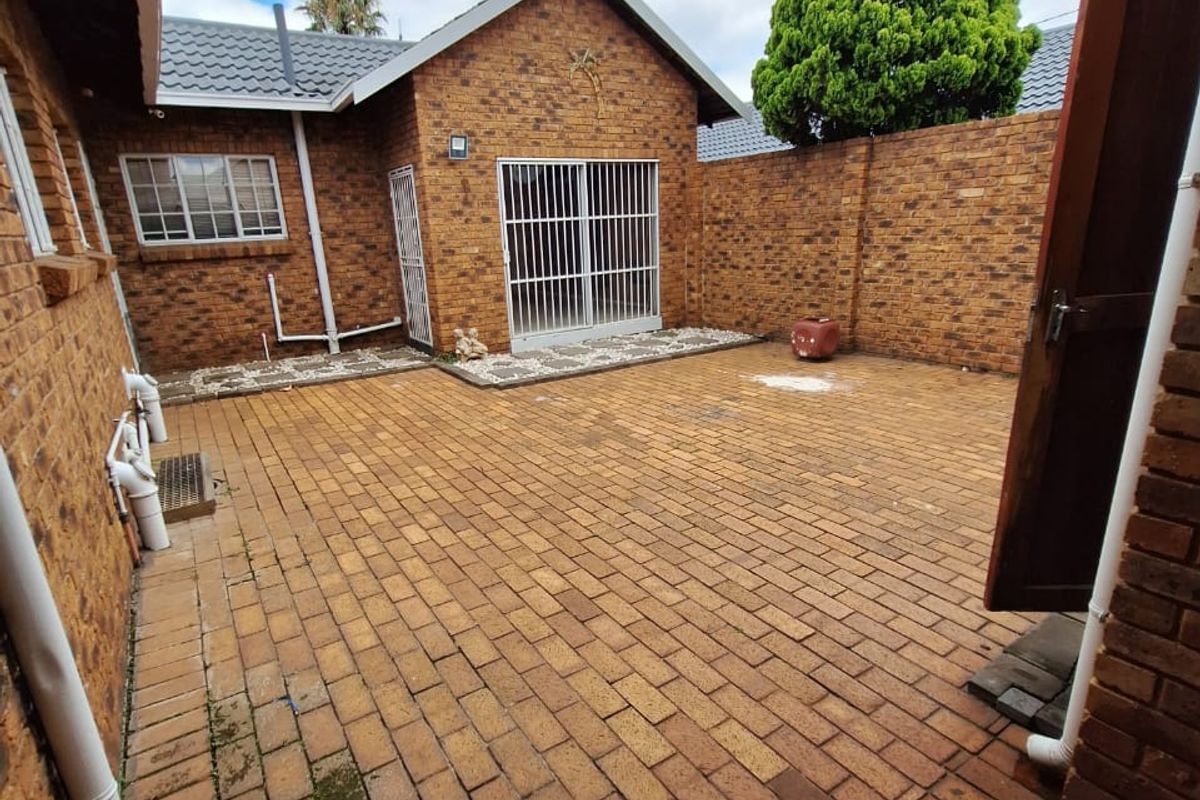 Spacious Family Home with Private Flat & Ultimate Entertainment Features - Photo 3