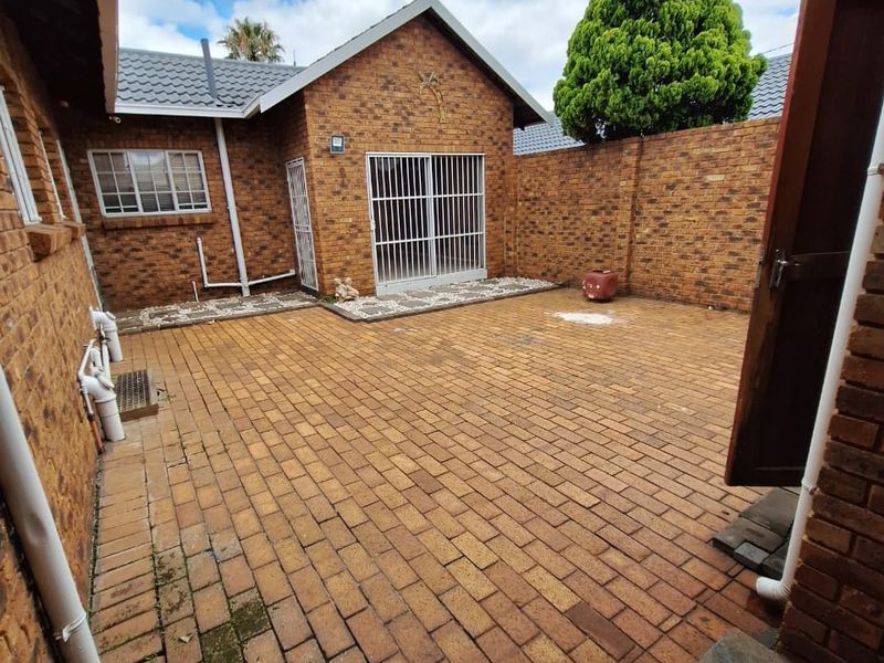 Spacious Family Home with Private Flat & Ultimate Entertainment Features - Photo 3