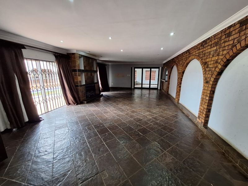 Spacious Family Home with Private Flat & Ultimate Entertainment Features - Photo 5