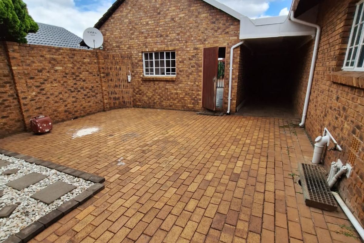 Spacious Family Home with Private Flat & Ultimate Entertainment Features - Photo 2