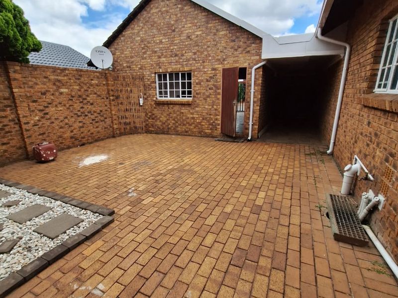 Spacious Family Home with Private Flat & Ultimate Entertainment Features - Photo 2