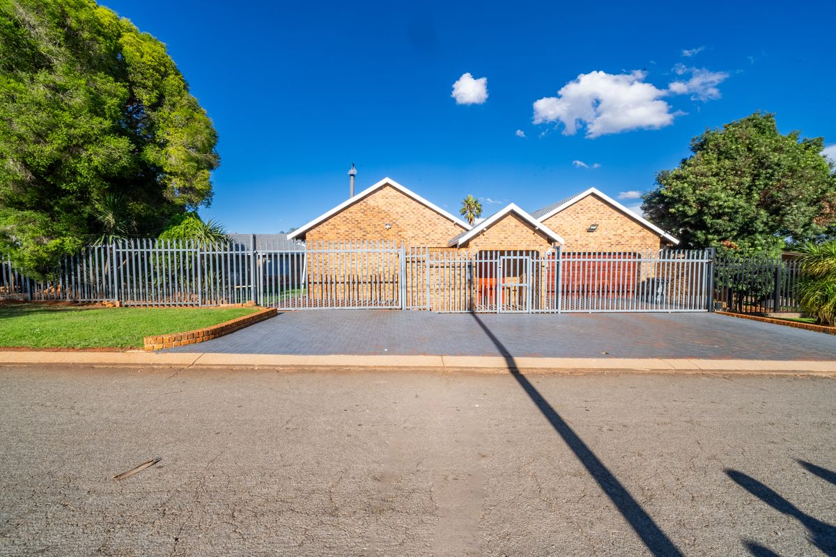 Spacious Family Home with Private Flat & Ultimate Entertainment Features - Photo 2