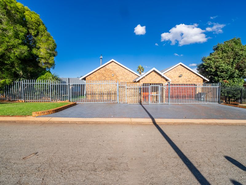 Spacious Family Home with Private Flat & Ultimate Entertainment Features - Photo 2