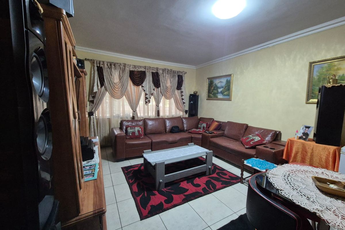 !Stunning Ground floor Two Bedroom Unit! - Photo 3