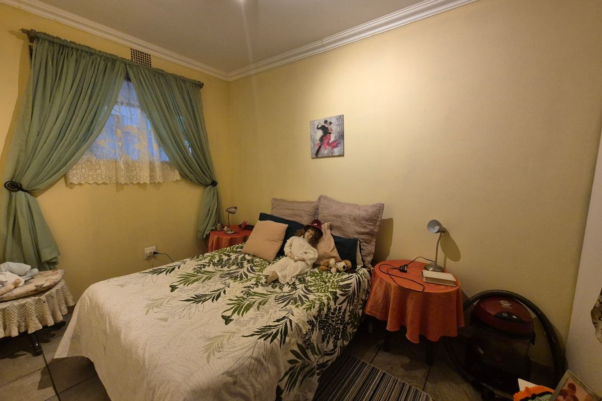 !Stunning Ground floor Two Bedroom Unit! - Photo 2