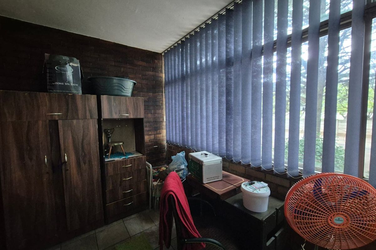 !Stunning Ground floor Two Bedroom Unit! - Photo 4