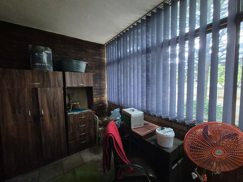 !Stunning Ground floor Two Bedroom Unit! - Photo 4