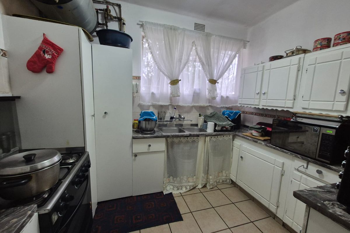 !Stunning Ground floor Two Bedroom Unit! - Photo 5