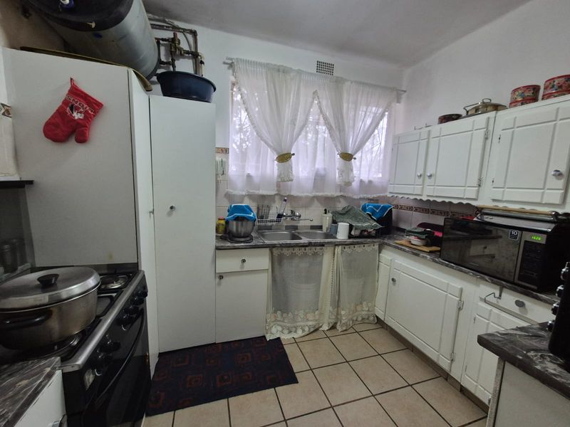 !Stunning Ground floor Two Bedroom Unit! - Photo 5