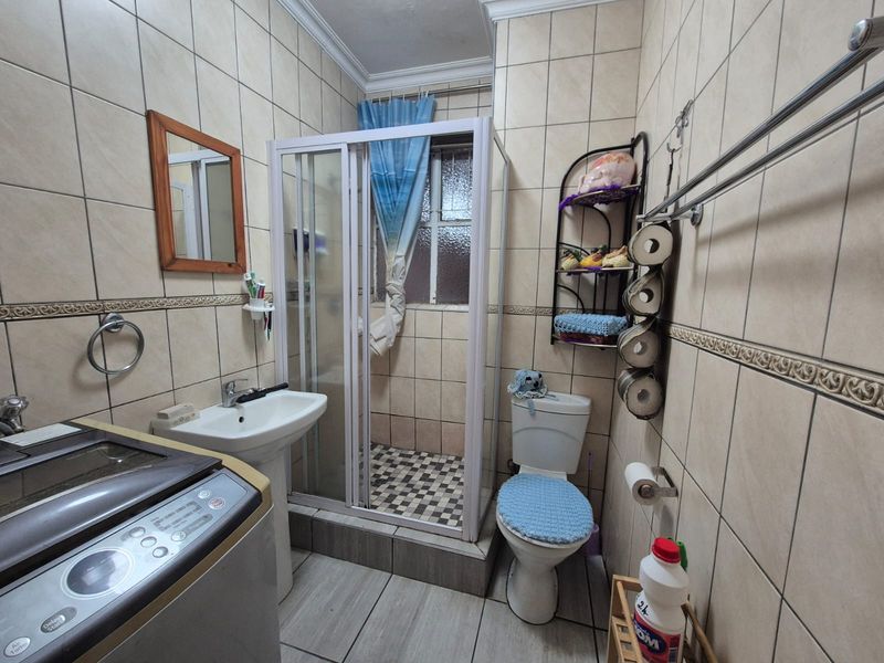 !Stunning Ground floor Two Bedroom Unit! - Photo 6