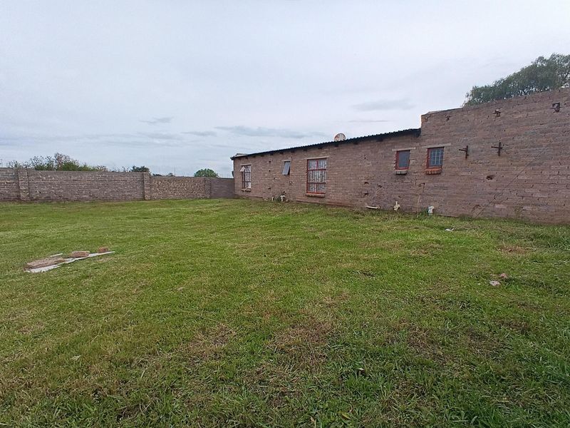 3-Bedroom Home with Spacious Yard and Future Investment Potential - Photo 3