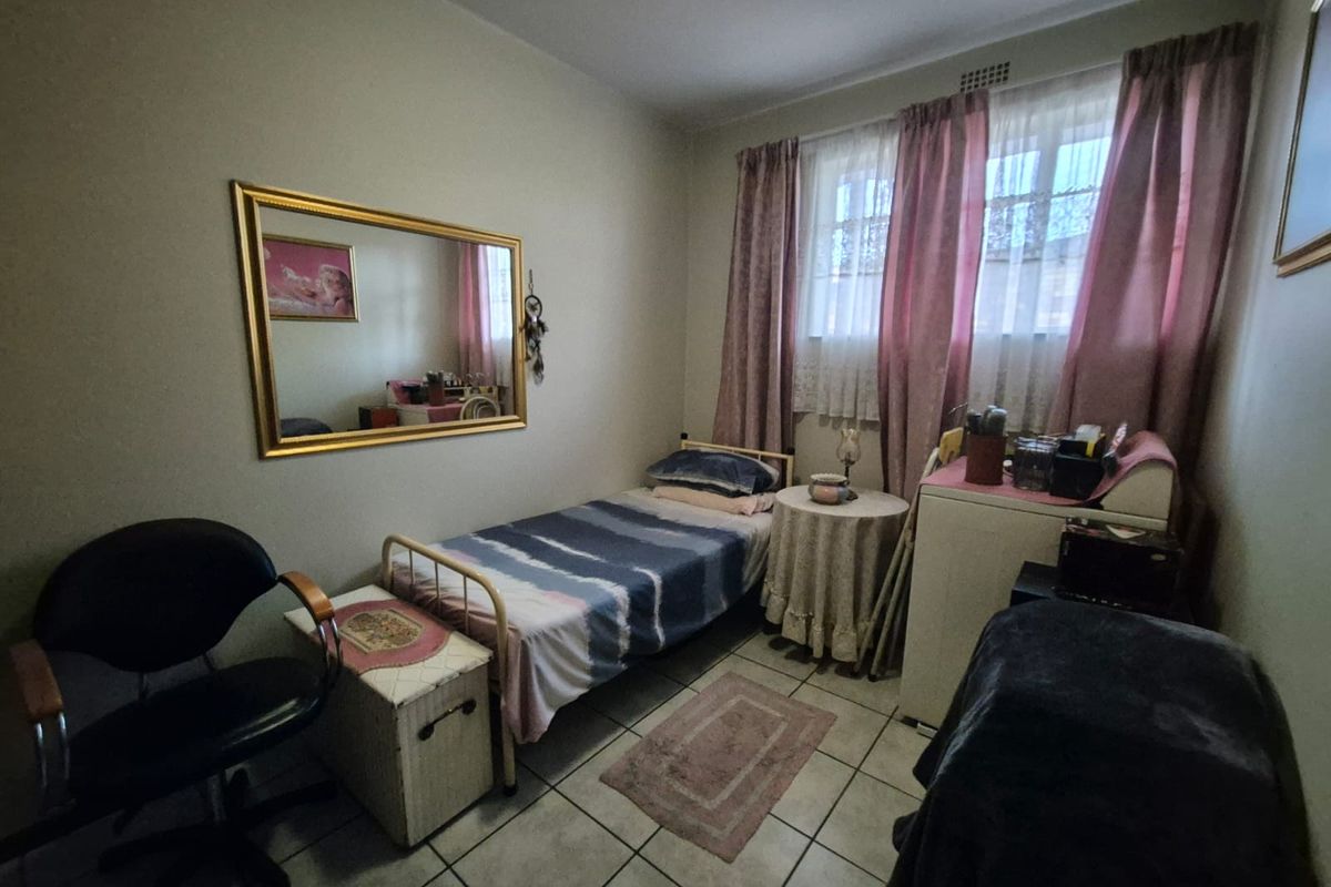 !Stunning Ground floor Two Bedroom Unit - Photo 2