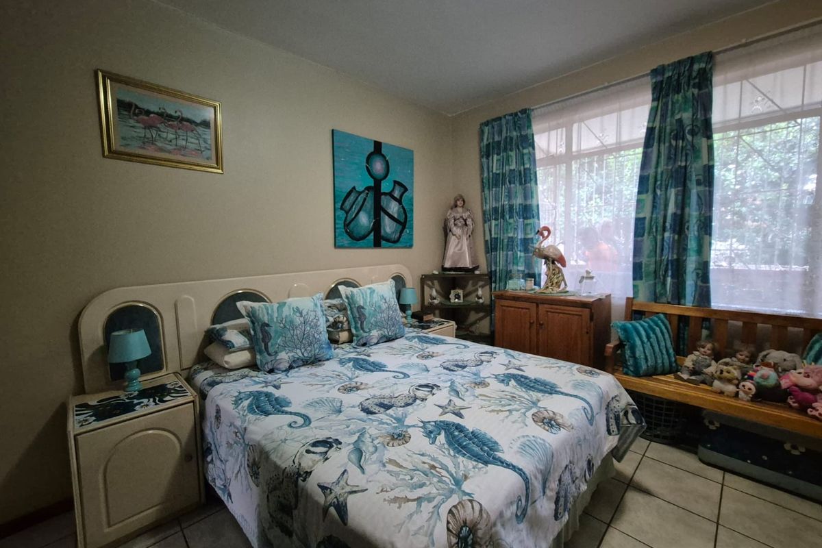 !Stunning Ground floor Two Bedroom Unit - Photo 3