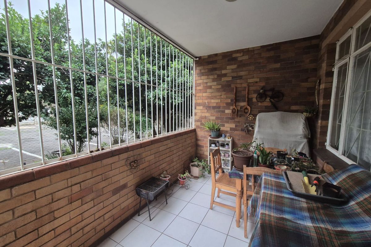 !Stunning Ground floor Two Bedroom Unit - Photo 5