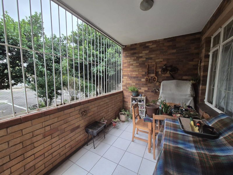 !Stunning Ground floor Two Bedroom Unit - Photo 5