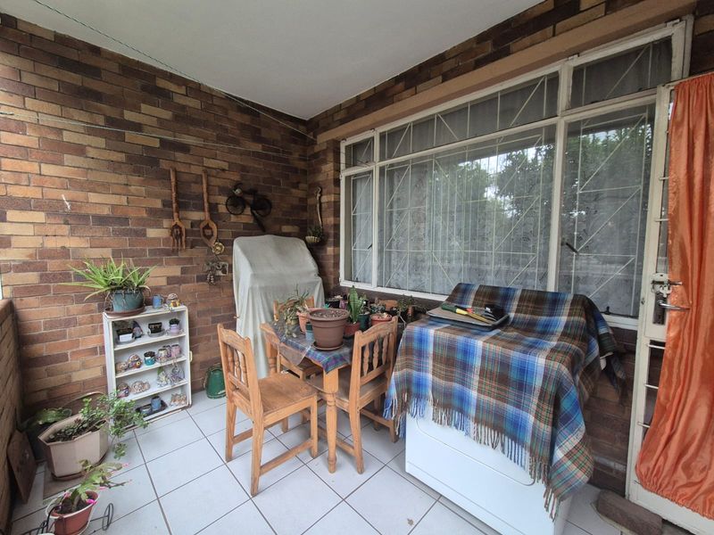 !Stunning Ground floor Two Bedroom Unit - Photo 8