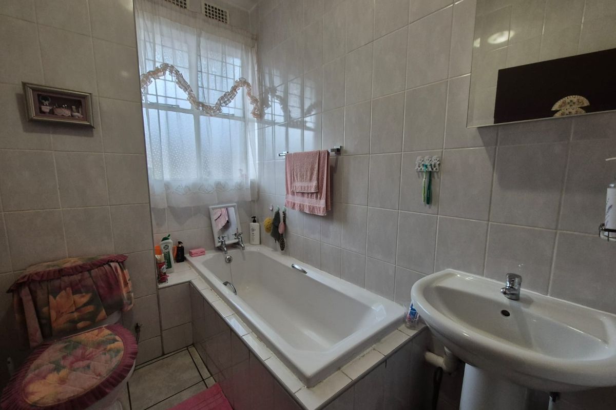 !Stunning Ground floor Two Bedroom Unit - Photo 4