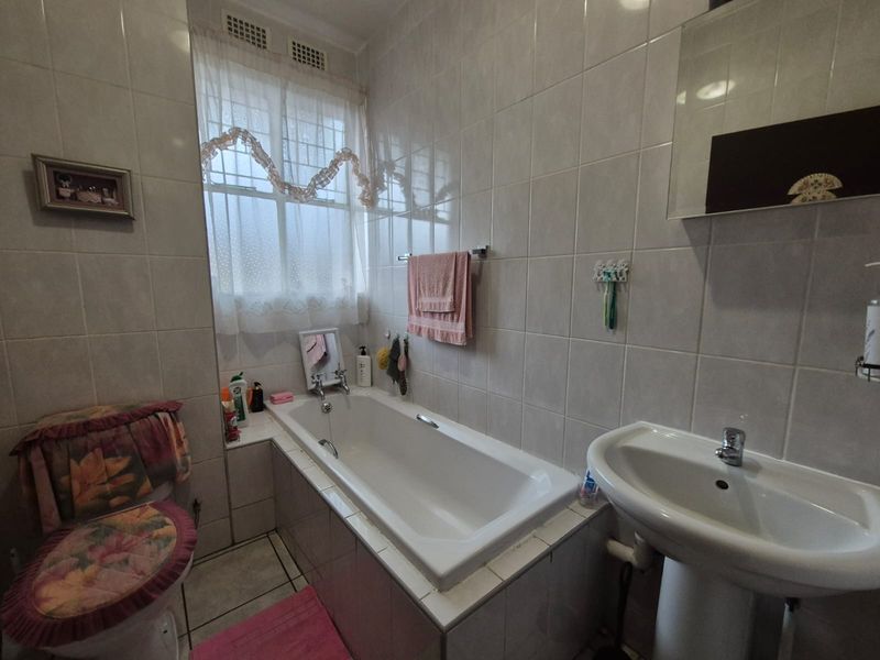 !Stunning Ground floor Two Bedroom Unit - Photo 4