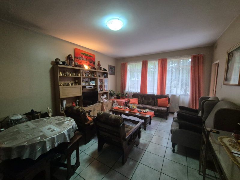 !Stunning Ground floor Two Bedroom Unit - Photo 6