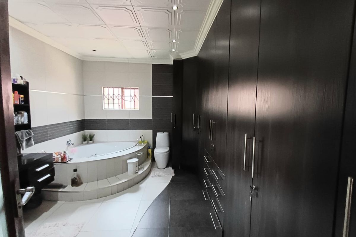 All You Need In A House Under One Roof With Modern Touches. - Photo 3