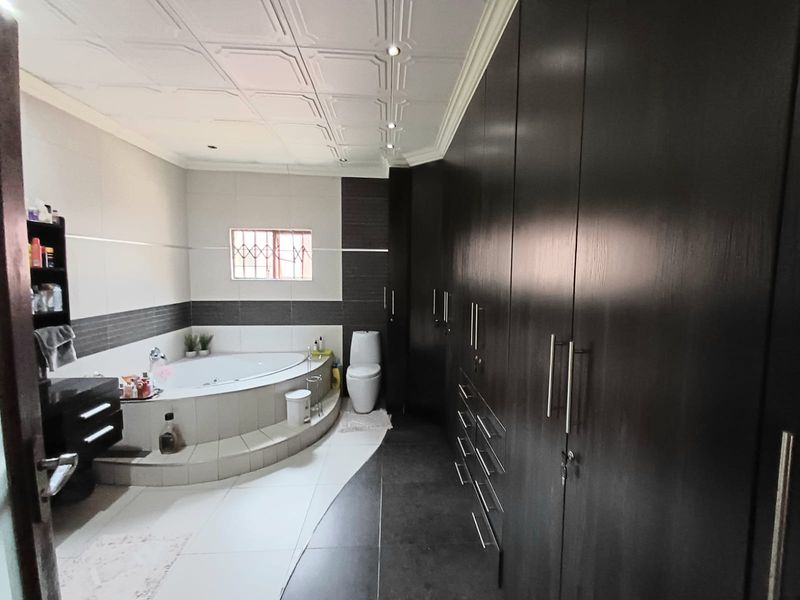 All You Need In A House Under One Roof With Modern Touches. - Photo 3