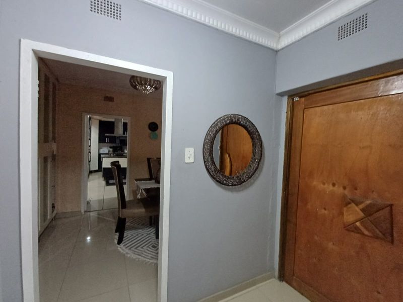 All You Need In A House Under One Roof With Modern Touches. - Photo 6