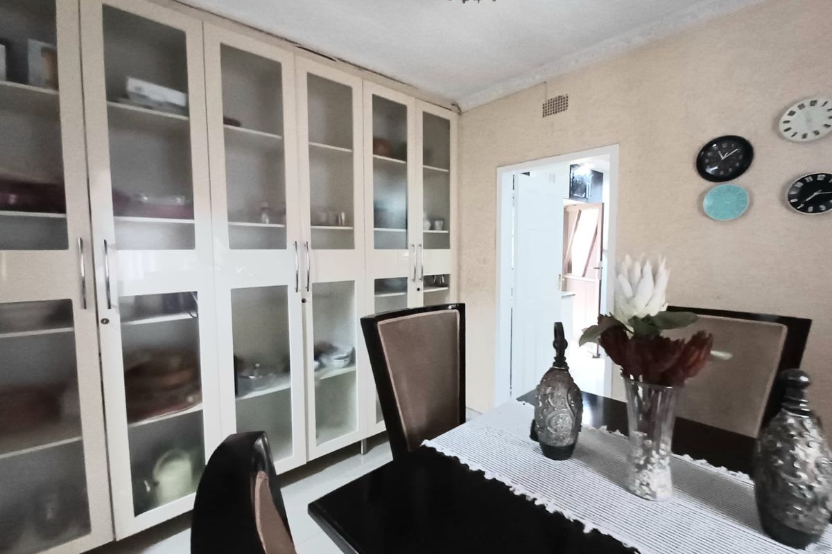 All You Need In A House Under One Roof With Modern Touches. - Photo 5