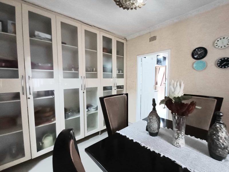 All You Need In A House Under One Roof With Modern Touches. - Photo 5