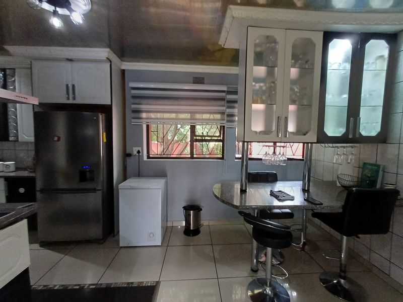 All You Need In A House Under One Roof With Modern Touches. - Photo 2