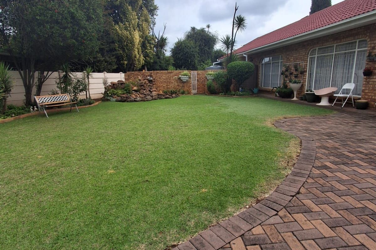 Stunning Family Home with Exceptional Features! - Photo 5