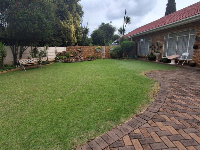 Stunning Family Home with Exceptional Features! - Photo 5