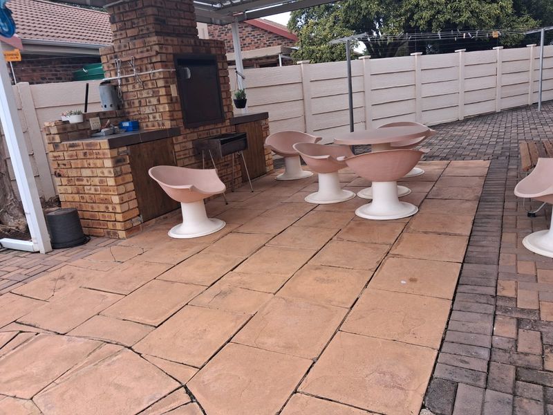 Stunning Family Home with Exceptional Features! - Photo 9